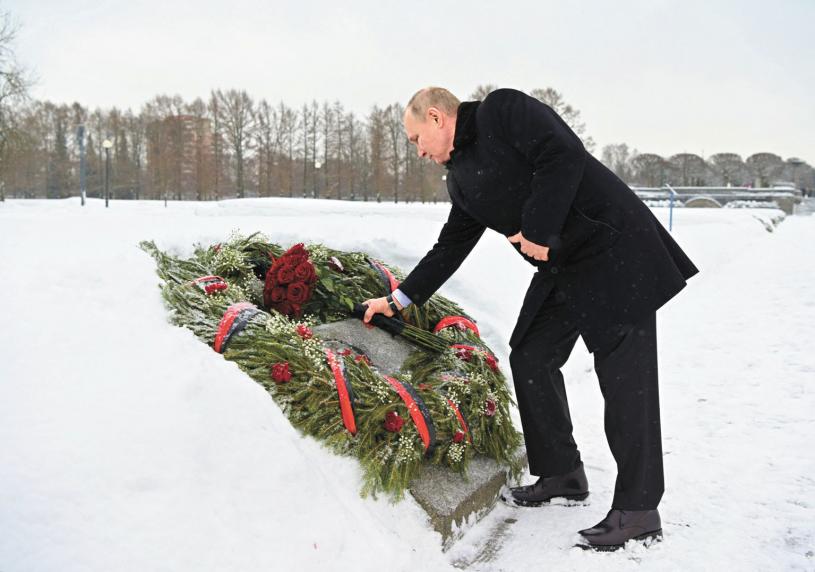 俄羅斯總統普京27日到聖彼得堡二戰紀念墓地獻花。路透社
