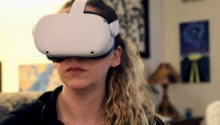 戴VR頭罩娛樂後遺症  砸壞家中電視事故激增