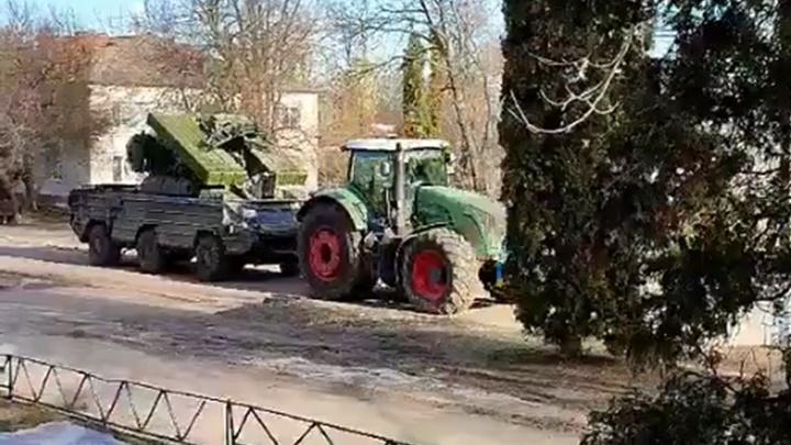 俄烏局勢｜再有俄軍遭反擊片段曝光 裝甲車被農用拖拉機拖走