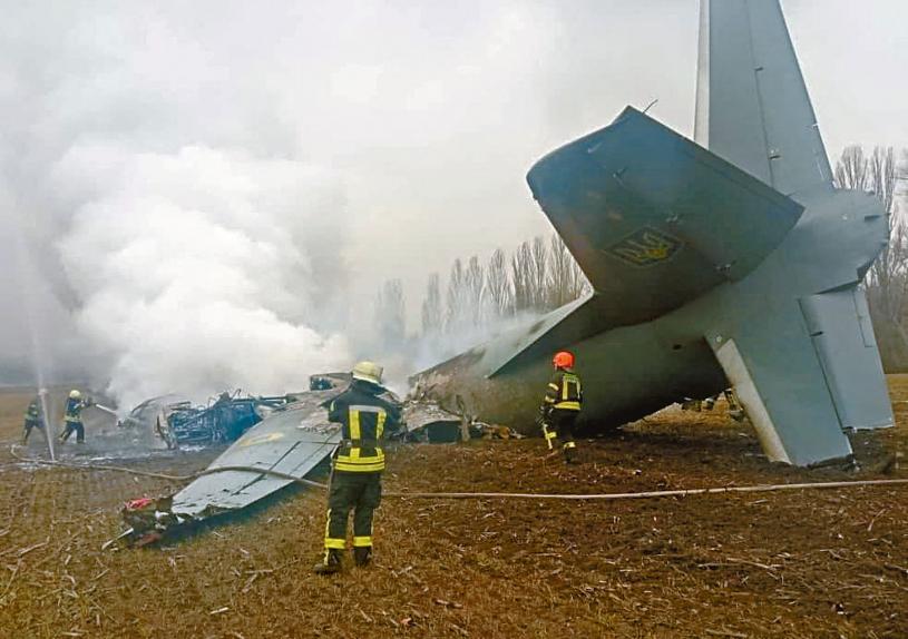 烏軍一架運輸機在基輔地區被擊落，救援人員搜救生還者。路透社