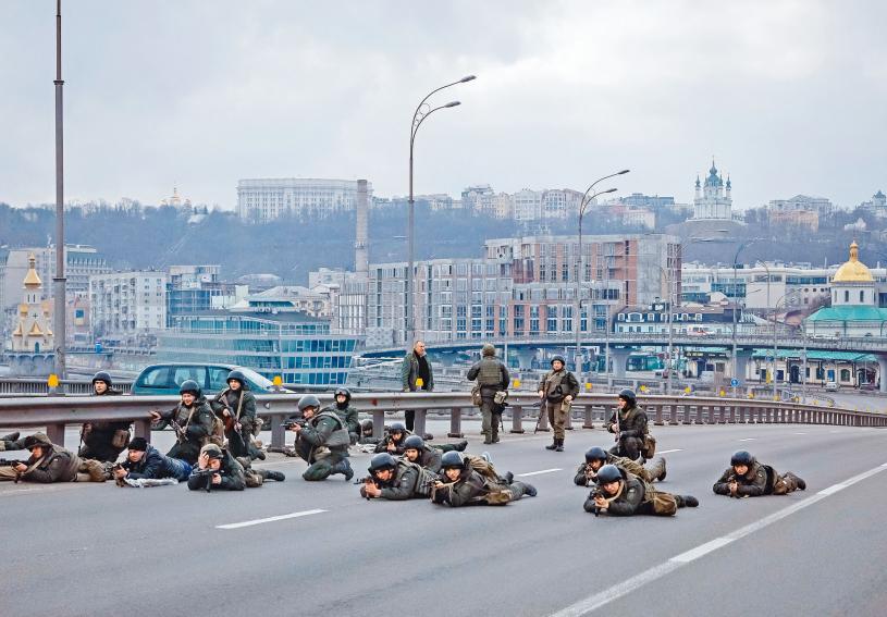烏軍在基輔市中心的高速公路上就位，準備作戰。路透社