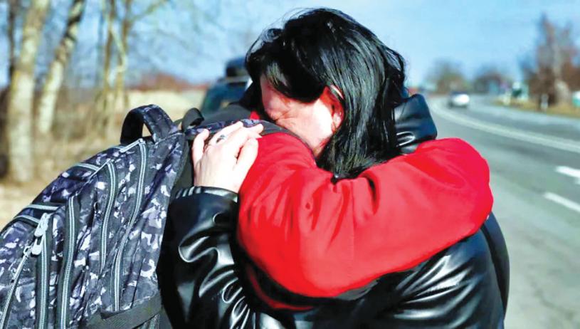 ■一名烏克蘭婦女和兒子抵達匈牙利後相擁而泣。   CBC/路透社