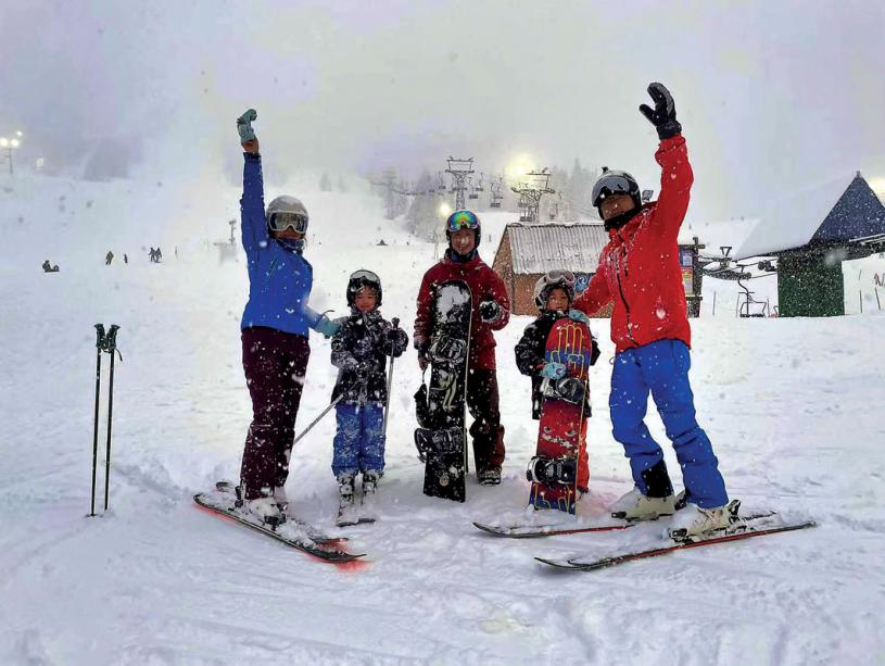 ■劉洋一家在享受滑雪樂趣。受訪者提供