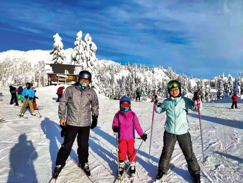 ■楊旭光與太太和女兒在滑雪。	受訪者提供
