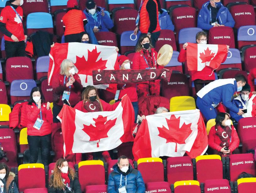 ■加国球迷在场亮国旗为女子冰球队打气。加通社
