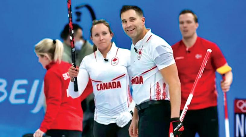 ■加拿大选手海曼(前左)和莫里斯(前右)，周四在冰壶混双赛连胜两场。Getty Images