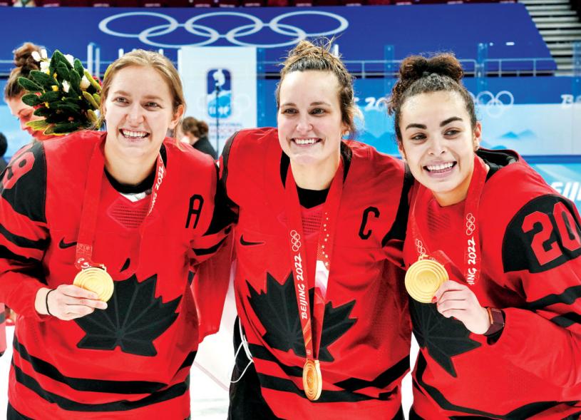 加拿大队的詹纳（左起）、宝莲和纳丝庆祝他们的金牌。 加通社
