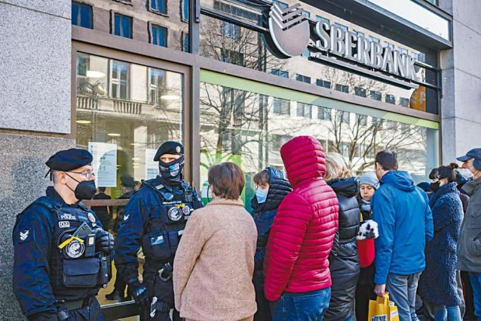提款和取消帐户的人潮，上周五逼爆俄罗斯国营联邦储蓄银行布拉格分行。 