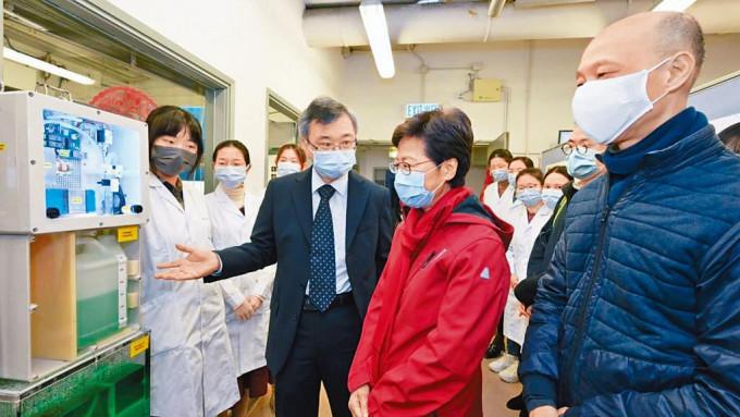 林鄭月娥視察防疫工作，到訪港大環境微生物組工程與生物技術實驗室。