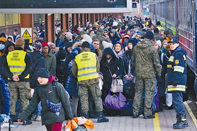 波兰普热梅希尔火车月台站满了乌克兰难民。  