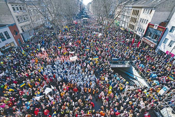 德国科隆民众周一游行支持乌克兰。