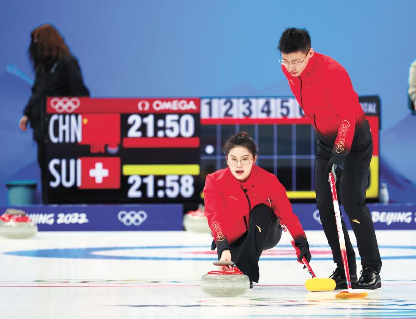 2月2日，中國冰壺隊范蘇圓（左）和凌智在比賽中。 新華社