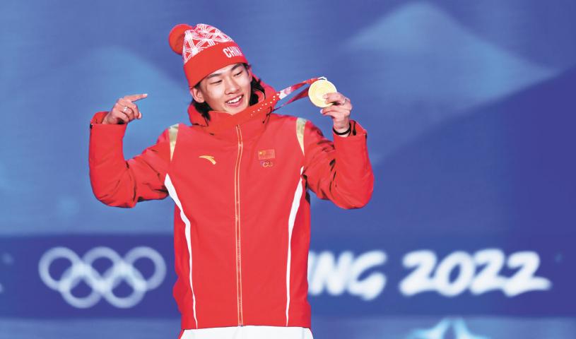 中国选手苏翊鸣摘得单板滑雪男子大跳台金牌。新华社