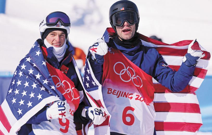 包揽自由式滑雪男子坡面障碍技巧赛项目的金银牌后， 美国两选手在庆祝。路透社
