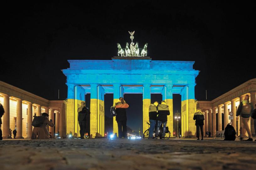 柏林最知名地標勃蘭登堡大門23日晚間投射藍黃色燈光。美聯社