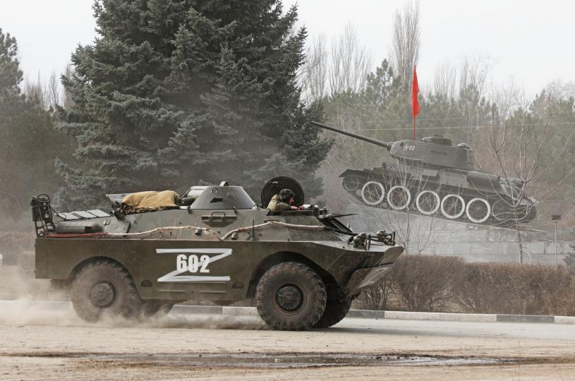 一辆带有字母“Z”的俄罗斯装甲车驶向乌克兰。路透社