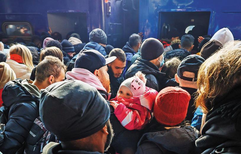 烏克蘭民眾等待登上從基輔到利沃夫的疏散列車。路透社