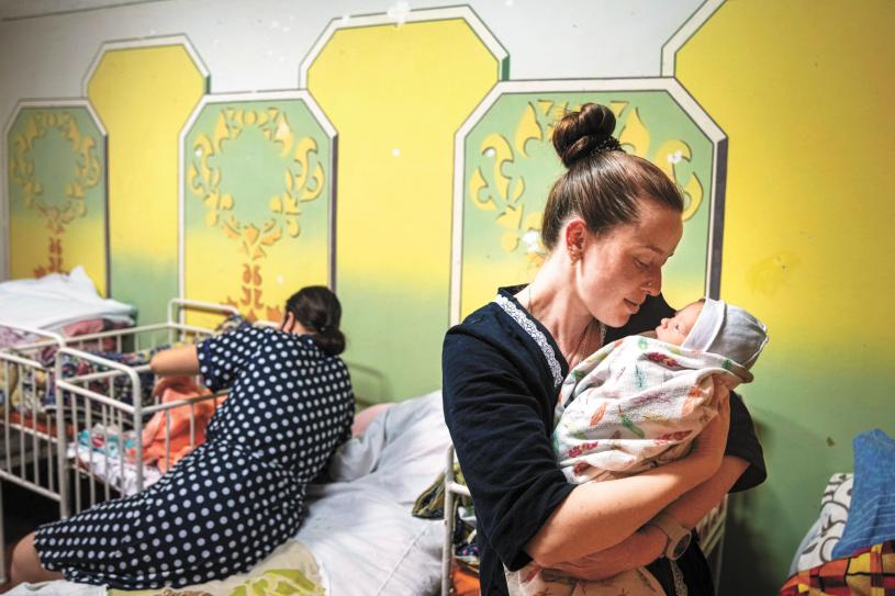 一名乌克兰产妇抱着她刚出生的儿子，该医院被改造成医疗病房并用作防空洞。美联社