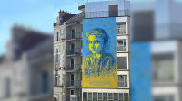 俄烏局勢｜藝術家巴黎街頭掛烏克蘭女孩巨型畫像 冀提醒戰爭代價