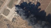 俄烏局勢｜俄軍直升機停泊赫爾松機場 被烏軍擊中冒出濃煙