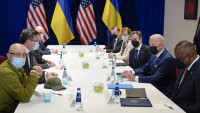 俄乌局势｜美国总统拜登与乌克兰政府高层会谈 战事爆发以来首次