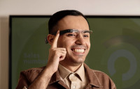 谷歌眼鏡化身盲人好幫手  告知面前景像懂閲讀尋人