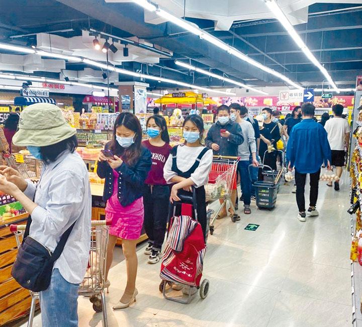 ■深圳市民獲封城消息後，即湧到超市等囤貨。網上圖片