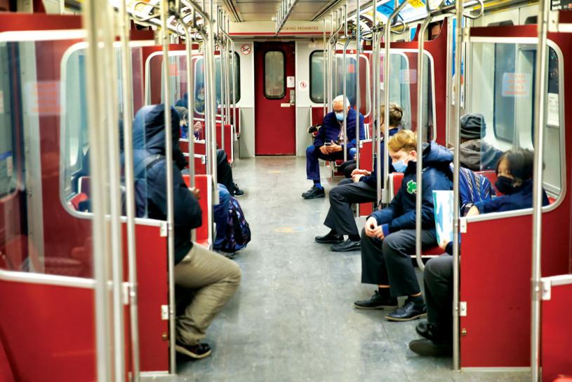 ■多伦多公共汽车局会要求民众在巴士、地铁或车站内，继续强制戴口罩至少到4月27日。　星报资料图片