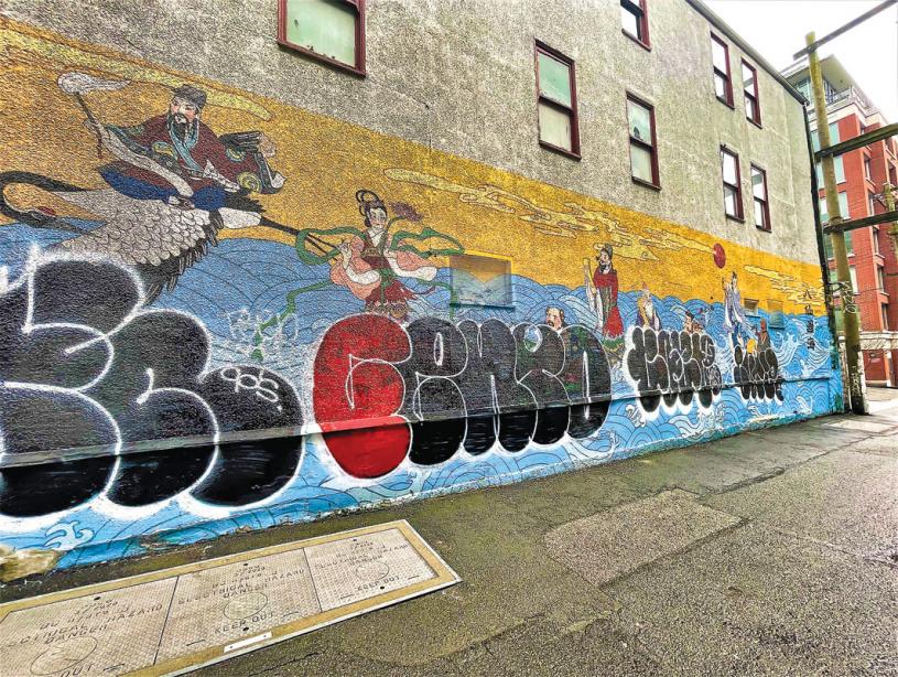 ■溫市華埠的《八仙過海》壁畫近日遭惡意破壞，令人關注社區內嚴重的塗鴉問題。 資料圖片