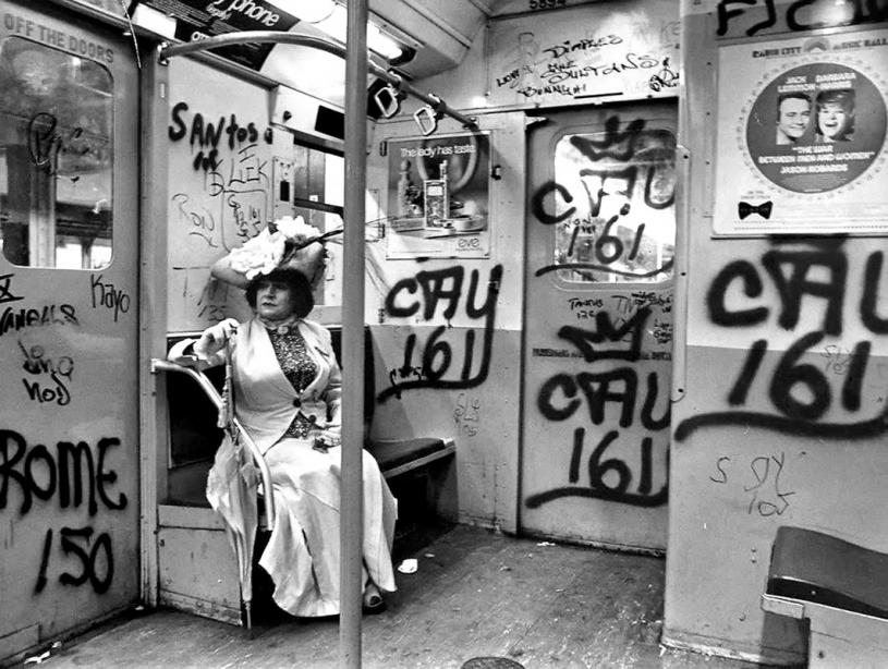 ■上世纪70年代，美国爆发涂鸦风潮，纽约市的地铁站和车厢是重灾区。图为1972年一地铁车厢内的情况。New-York Historical Society/Bill Cunningham
