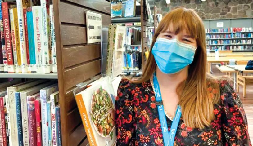 ■圖書館服務經理Jen Sloane，歡迎市民再到圖書館。    CBC