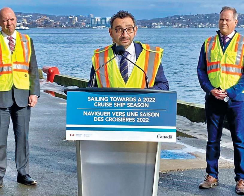 ■艾誠致（中）周一宣布對重返加拿大水域郵輪的規定。加通社