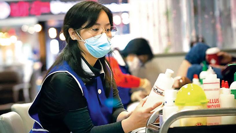■有多倫多華裔美甲師表示，業內人員十分關注接觸化學品造成的健康問題。CBC