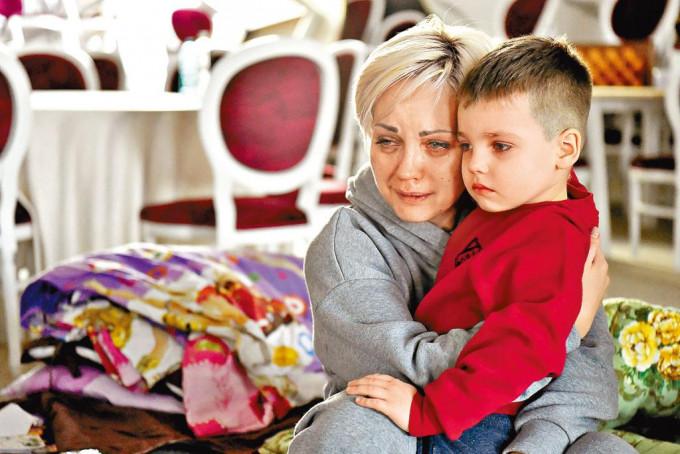 一名烏克蘭母親帶着幼子，入住羅馬尼亞舞廳改裝的庇護所。 