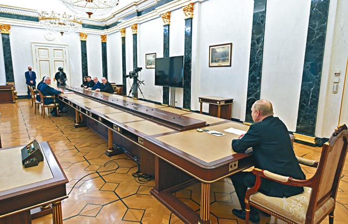 普京周一主持會議，商討經濟問題。