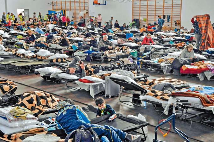 波蘭邊境一所小學的體育館，闢作臨時庇護所收容烏克蘭難民。
