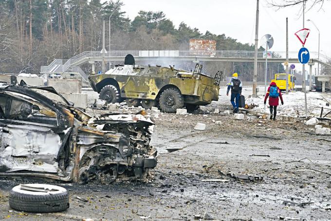 基輔郊區損毀的車輛和裝甲車。