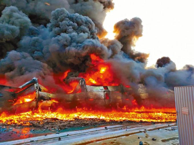 烏東北部蘇梅市一個家庭用品倉庫，遭炮彈擊中陷入火海。 