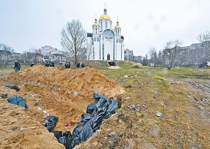 基輔附近布查鎮教堂旁邊的一座亂葬崗。