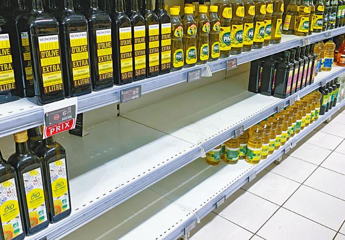 巴黎一家超市的葵花籽油被搶購。