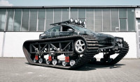 德國工程師改裝特斯拉   轎車變身六噸越野坦克