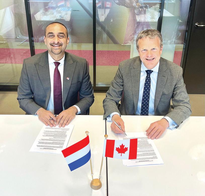 ■柯议伦(左)与荷兰农业、食物及自然质量部，签署新行动计划协议。省府提供
