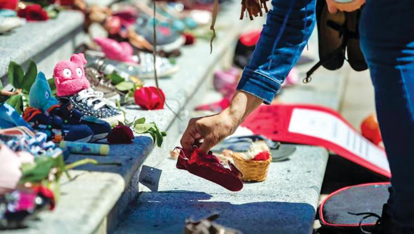 ■去年5月，溫哥華美術館前面的樓梯被擺放了215對兒童鞋子，悼念死去的原住民兒童。加通社資料圖片