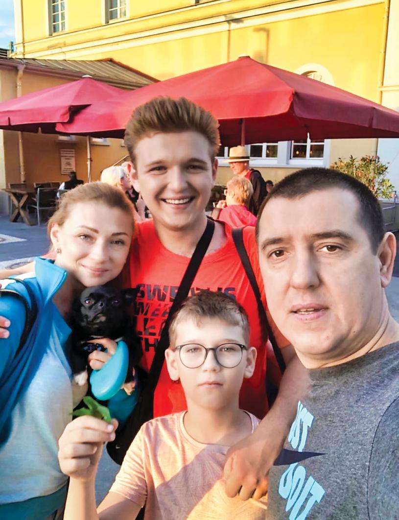 ■丹尼（中間著紅衫者）離開德國赴加前與父母及弟弟合照。受訪者提供