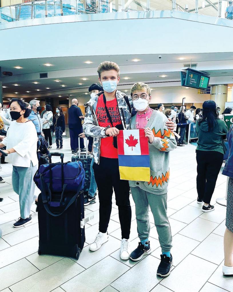 ■丹尼（左）與本報記者在溫哥華國際機場（YVR）合照。星島記者攝