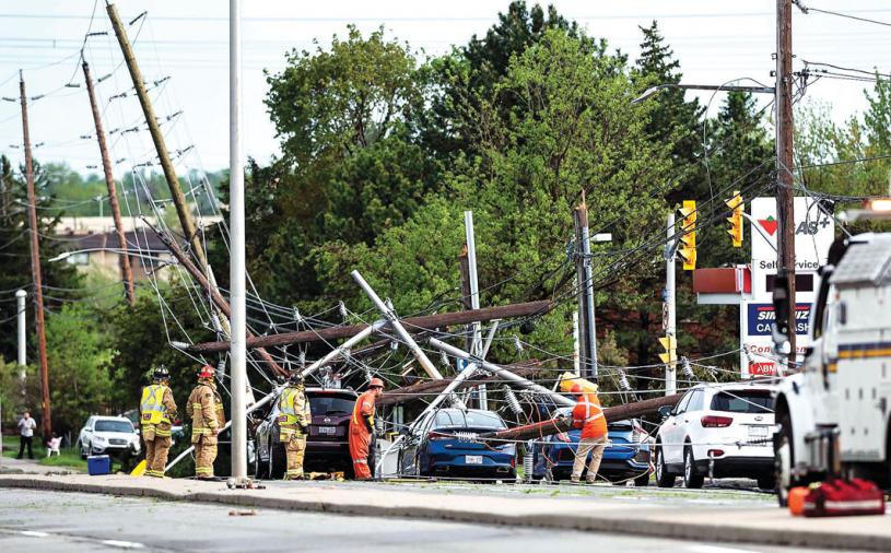 ■消防員及技術人員於渥京Merivale路成堆倒塌的電線、電線桿和交通信號燈中搶救。加通社
