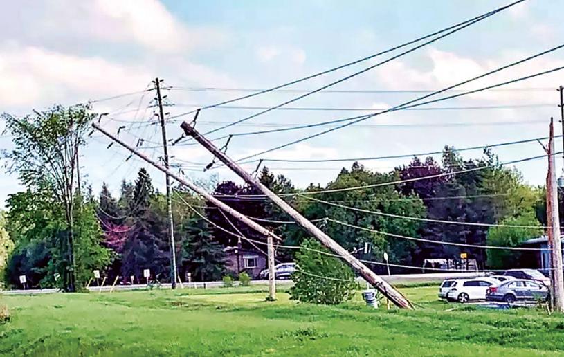 ■大量电力线倒塌，数十万户断电。 