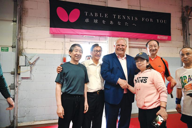 ■赵成俊（左二）、福特（左三）与阳光文娱健身中心两位负责人周维奇（左一）和周泇骃（右三）合照。
