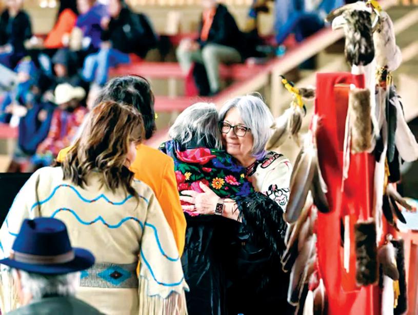 ■西蒙与原住民社区成员拥抱。路透社