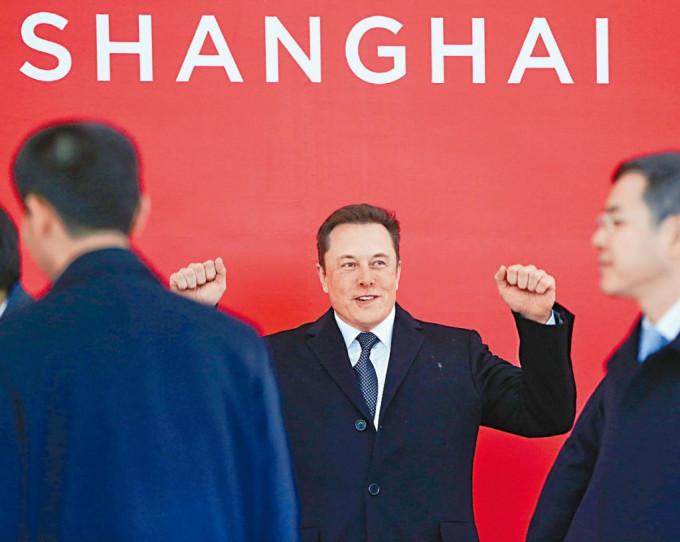 Tesla据报计划在上海再兴建一座新工厂。图为Tesla创办人马斯克在上海。